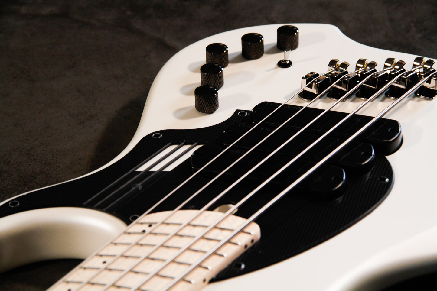 DINGWALL GUITARS NG3 NOLLY SIGNATURE 5 STRING 'Ducati White Pearl" (2 pieces - 2 3 weeks)