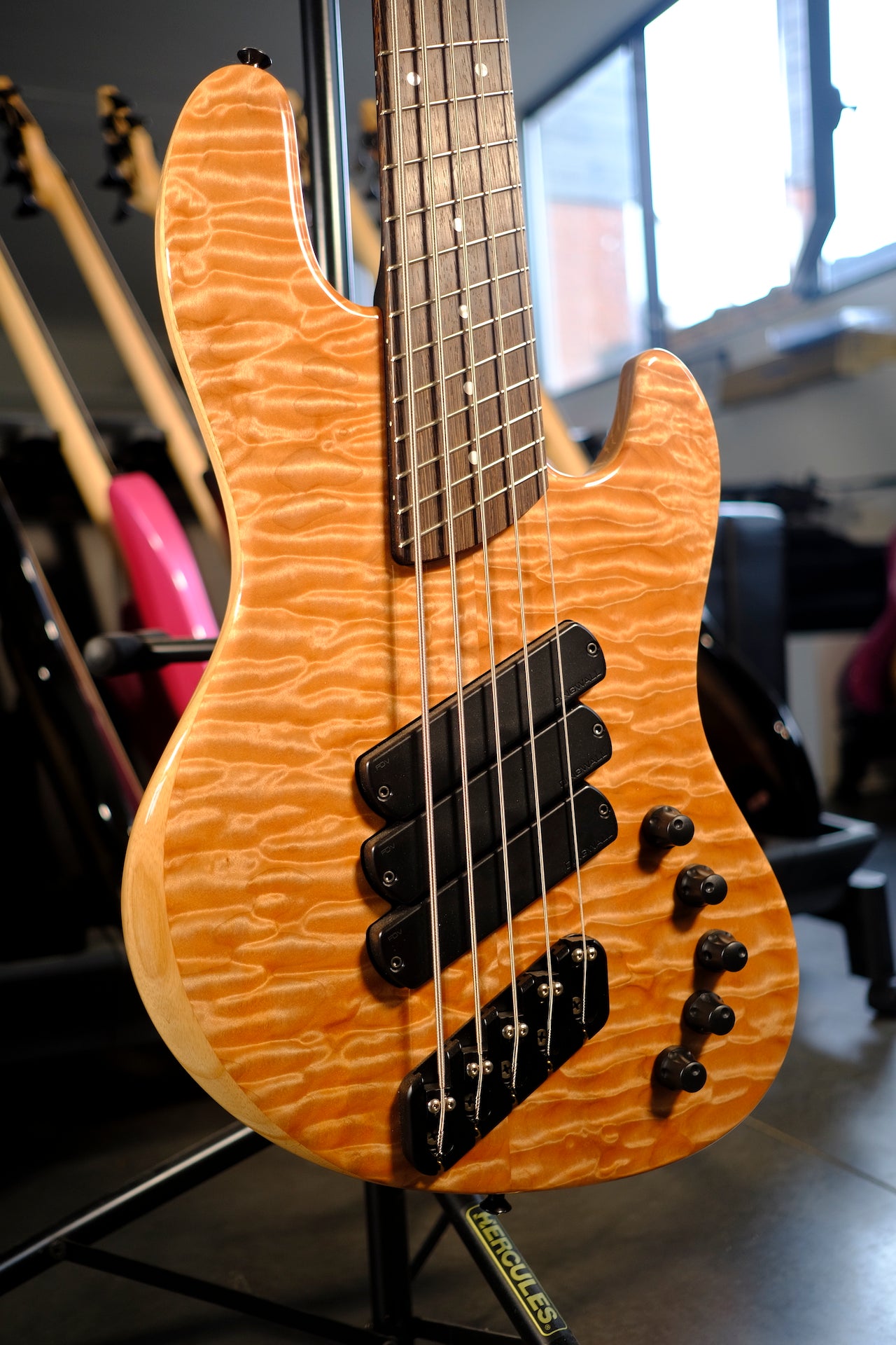 Dingwall Guitars Super Jazz 5 'quilted Maple'