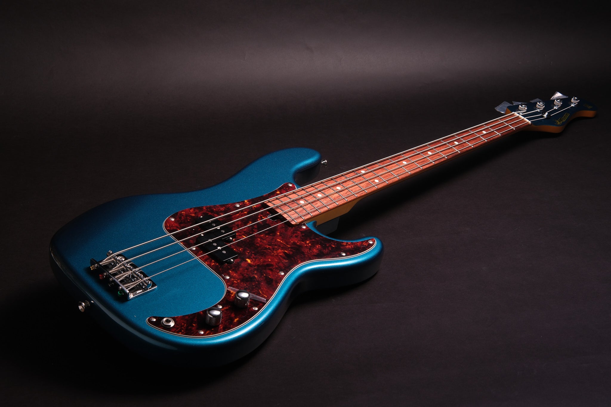 Moon Bass - Authorized Dealer in Europe - Bass Freaks