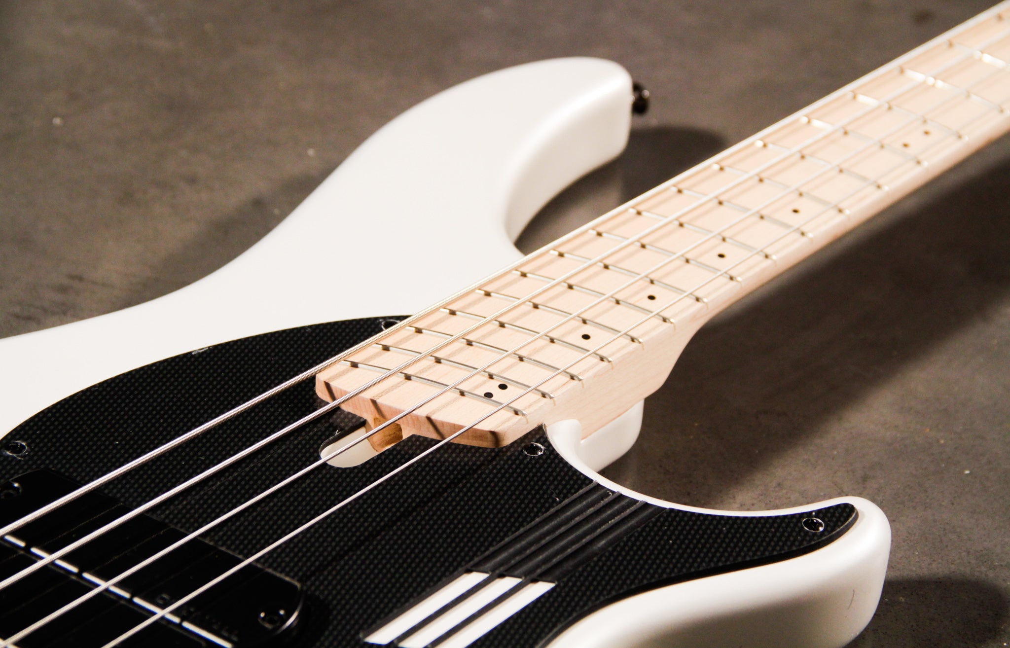 Dingwall Guitars NG2 NOLLY SIGNATURE 4 STRING 'Ducati white' – Bass Freaks  Sprl