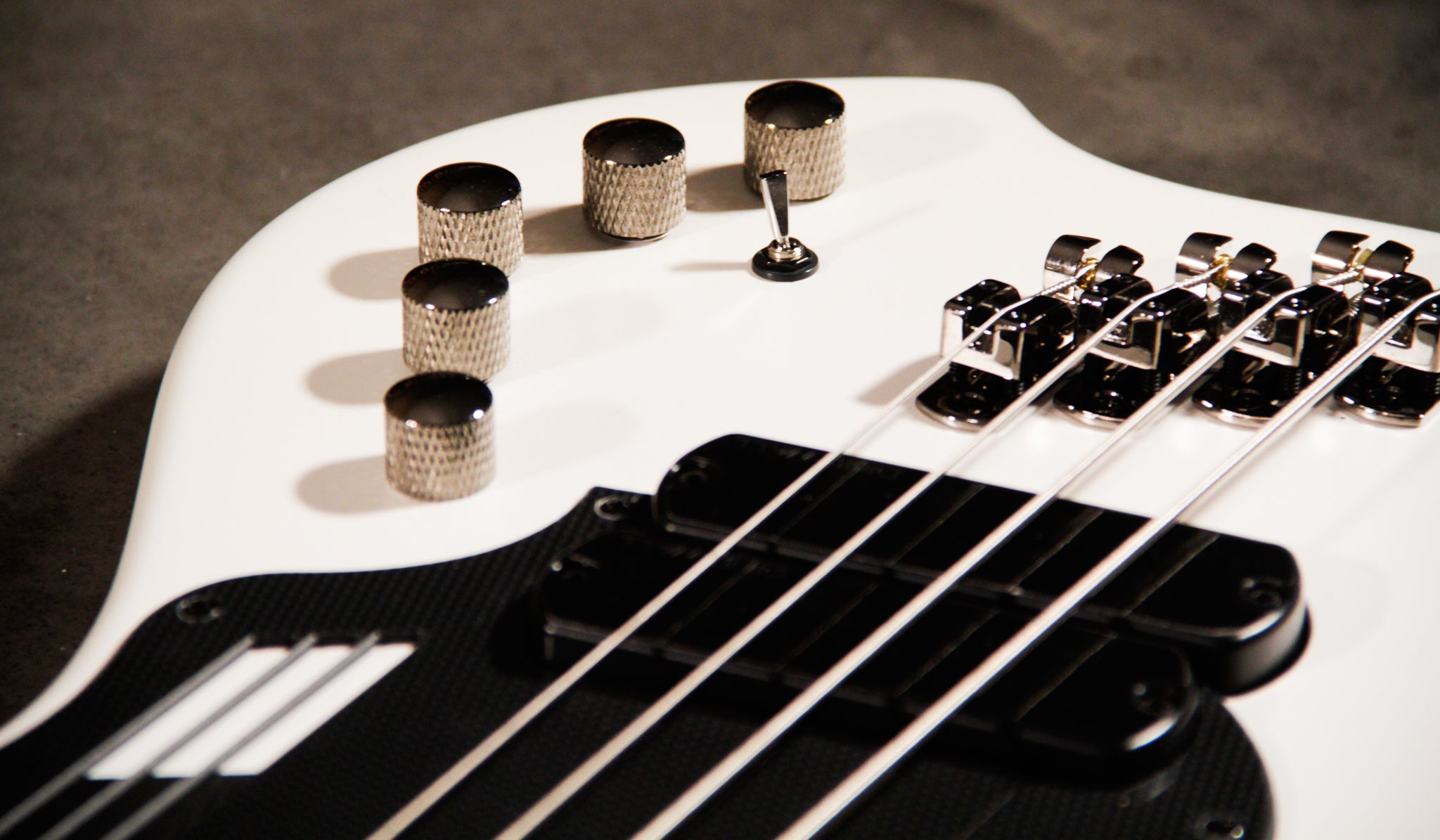 Dingwall Guitars NG2 NOLLY SIGNATURE 4 STRING 'Ducati white' – Bass Freaks  Sprl