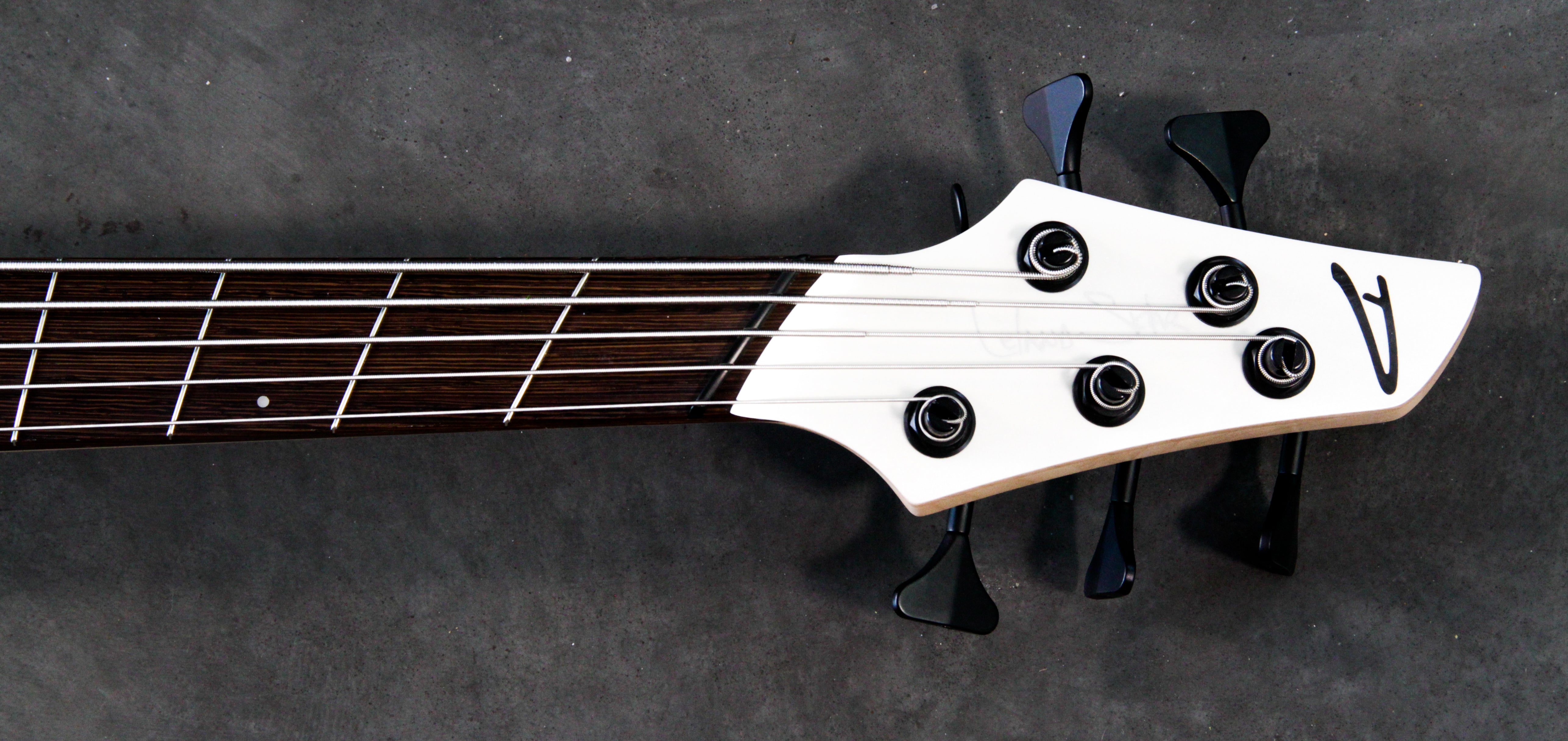 DIngwall guitars Lee Sklar signature 'Ducati white' – Bass Freaks Sprl